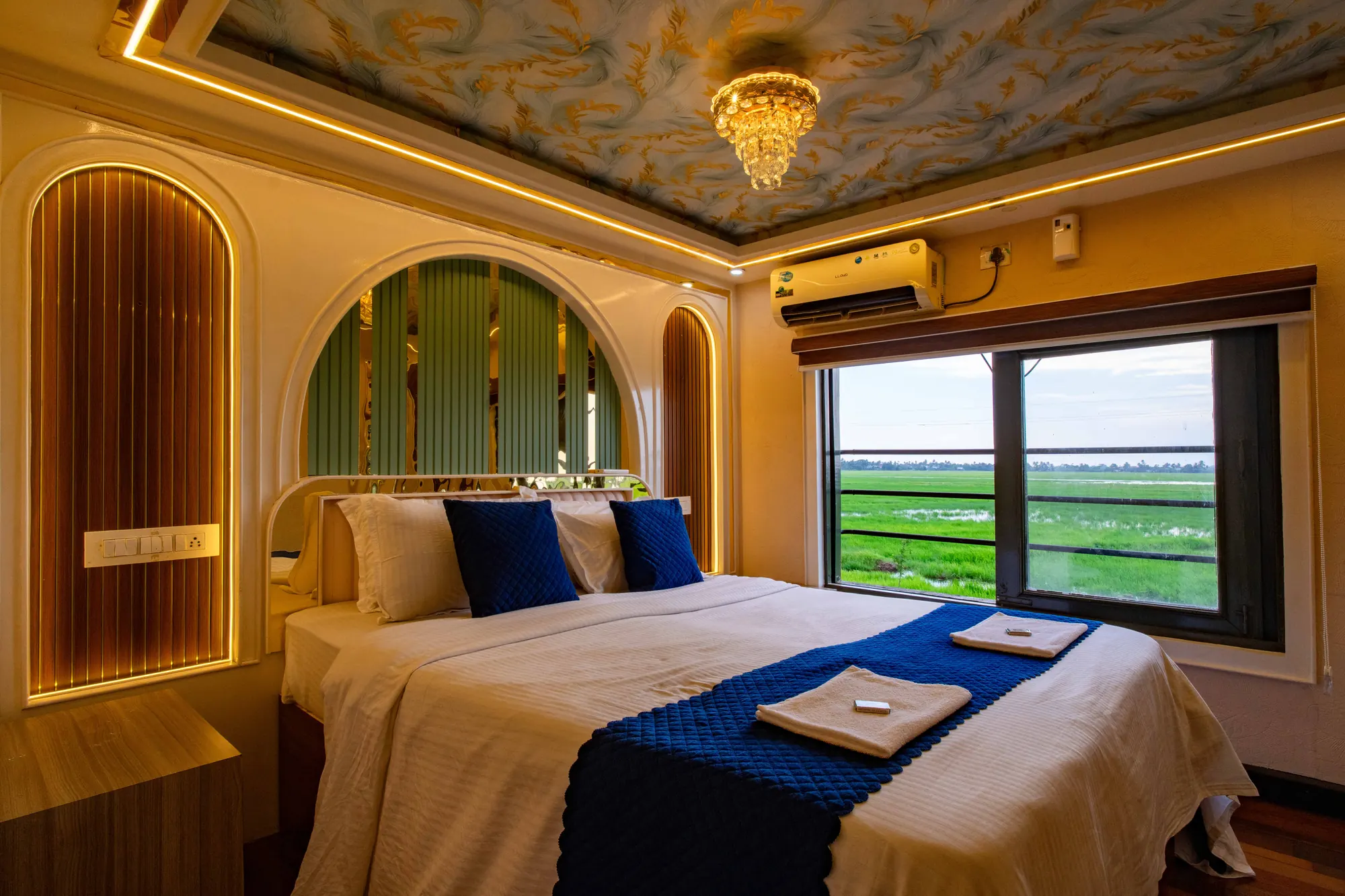 Houseboat bedroom suite in Kerala