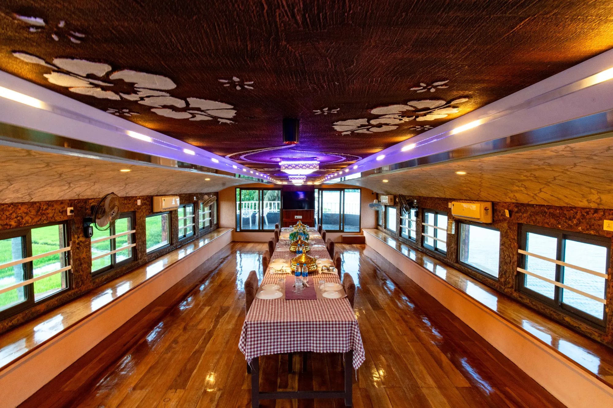 Premium Houseboat Dining